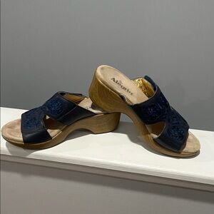 Alegria Dark Blue Embroidered Flower Sandals Leather Faux Wood size 39